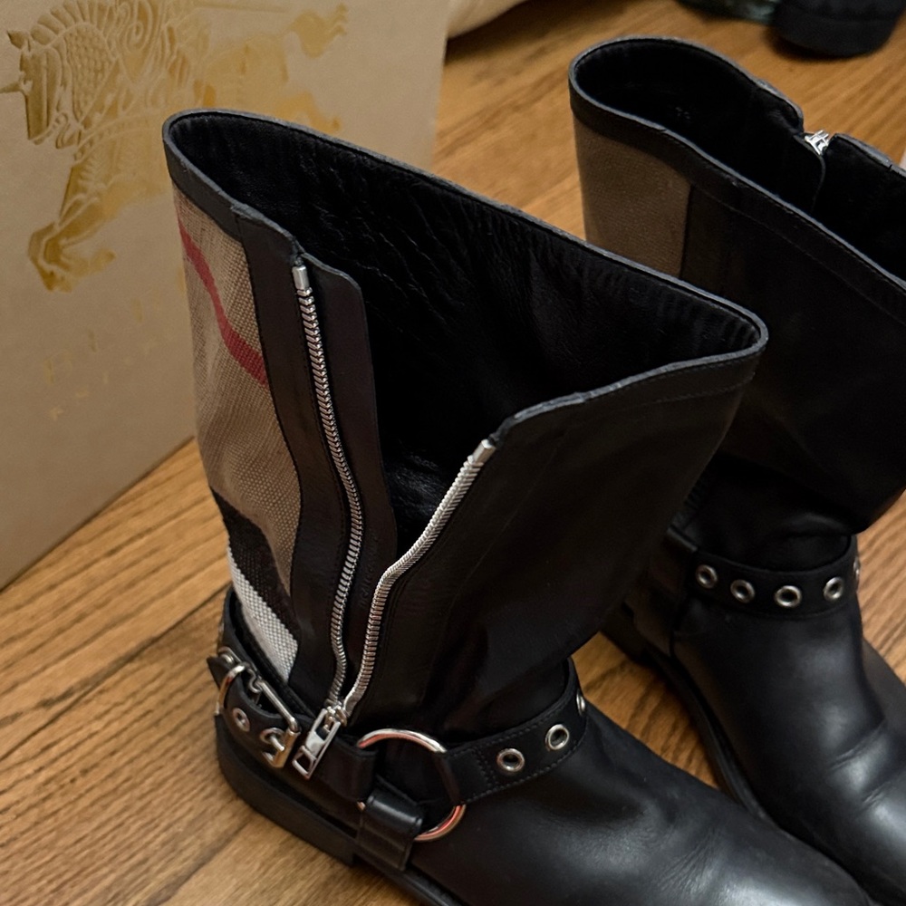Burberry Black Leather Boots with Tan Plaid - Picture 5 of 7